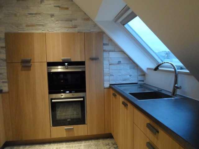 adj-cuisine-sur-mesure-cobaburg-bois-comtemporain-fonctionnelle-petit-espace